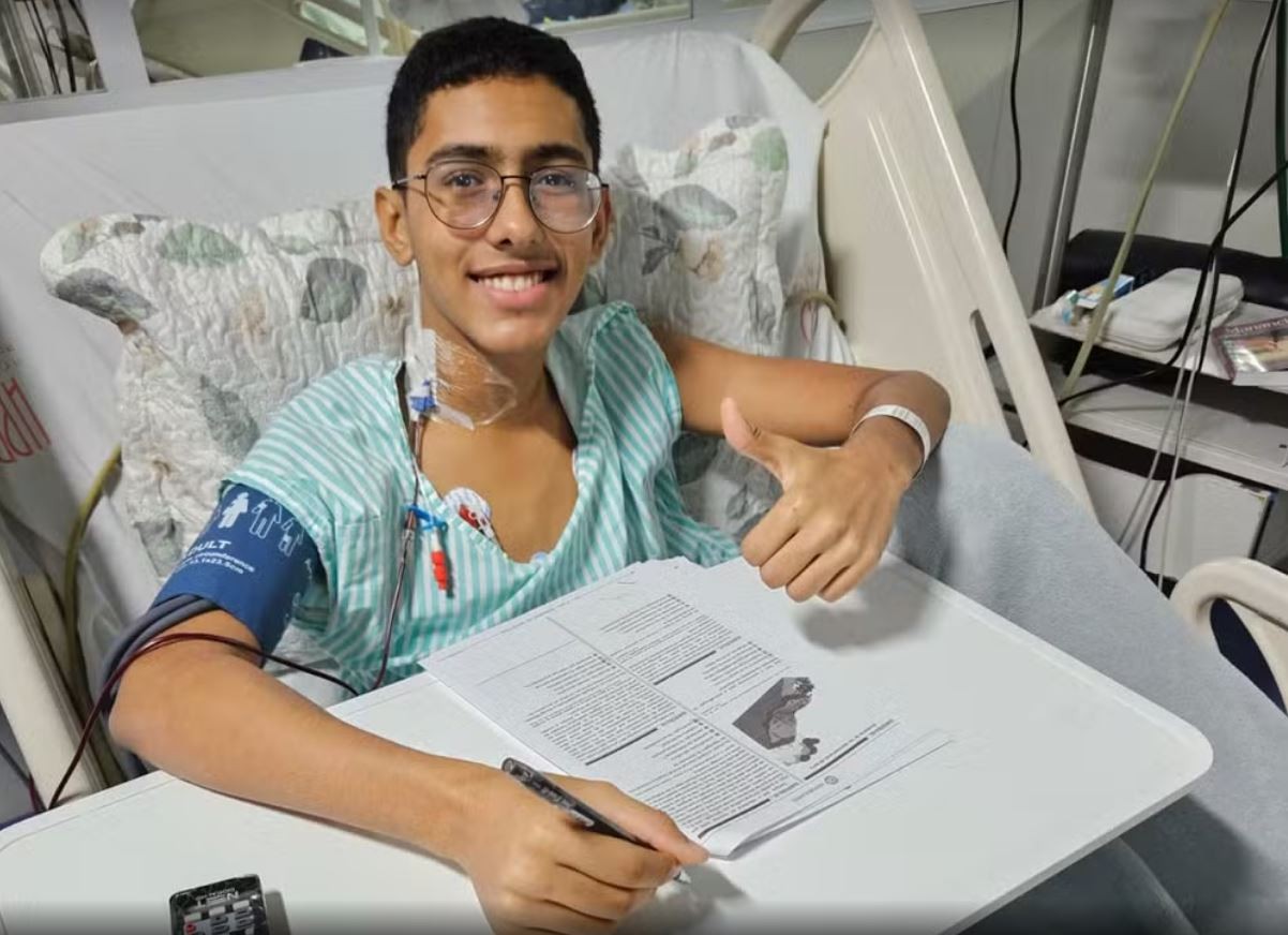 Jovem com doença rara que passou em medicina em universidades públicas diz que experiência como paciente deve ajudar na sua atuação médica