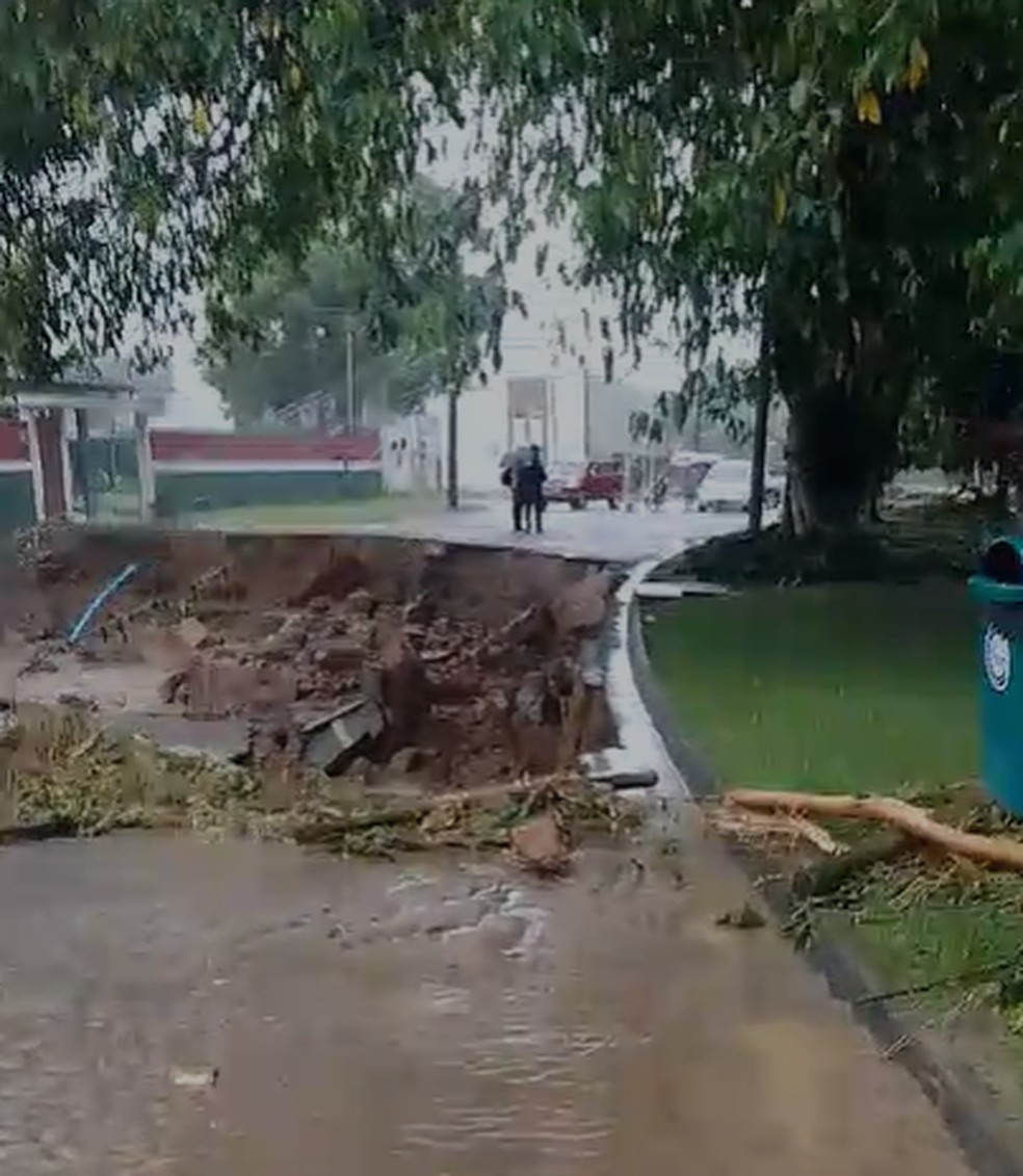 Imagem deste sábado (9) mostra asfalto que cedeu em razão das chuvas em condomínio no bairro Bracuí, em Angra dos Reis (RJ) — Foto: Arquivo pessoal