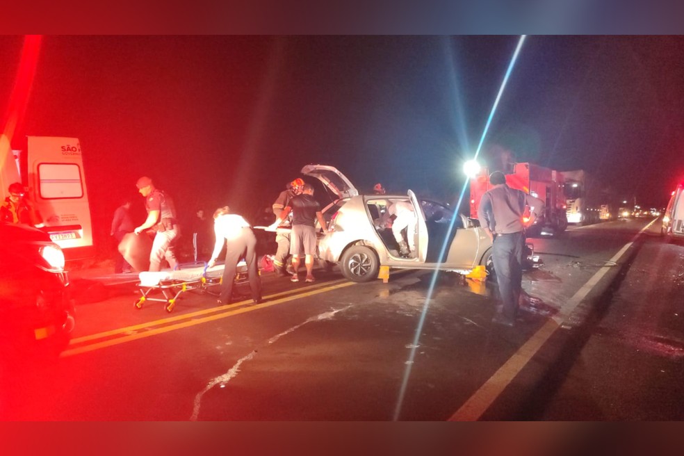 Acidente envolveu três carros e deixou feridos em rodovia de Taciba (SP) — Foto: Polícia Rodoviária/Divulgação