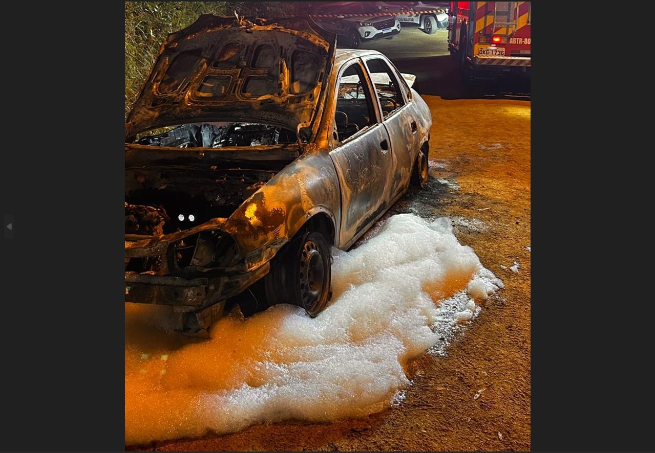 Quatro corpos carbonizados são encontrados em carro em chamas em SC; morador relata grito e explosão