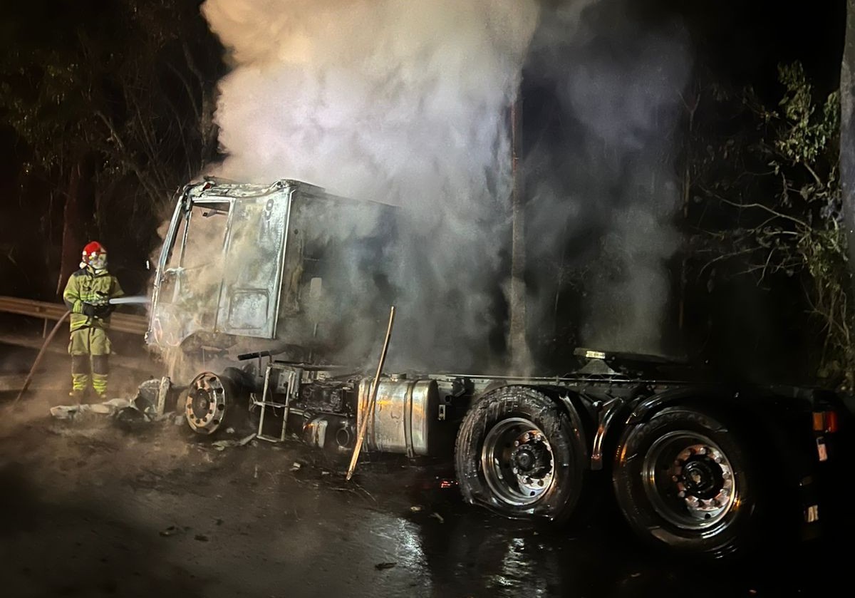 Carreta fica completamente destruída após pegar fogo na BR-040; VÍDEO