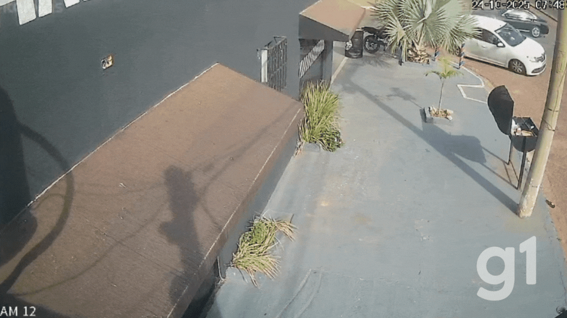 VÍDEO mostra acidente que matou engenheiros após carro bater em veículo de luxo e derrubar poste em Cuiabá