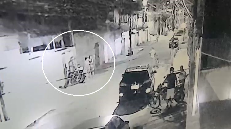Um homem é morto e outro baleado enquanto coversavam em calçada na Grande Fortaleza; vídeo
