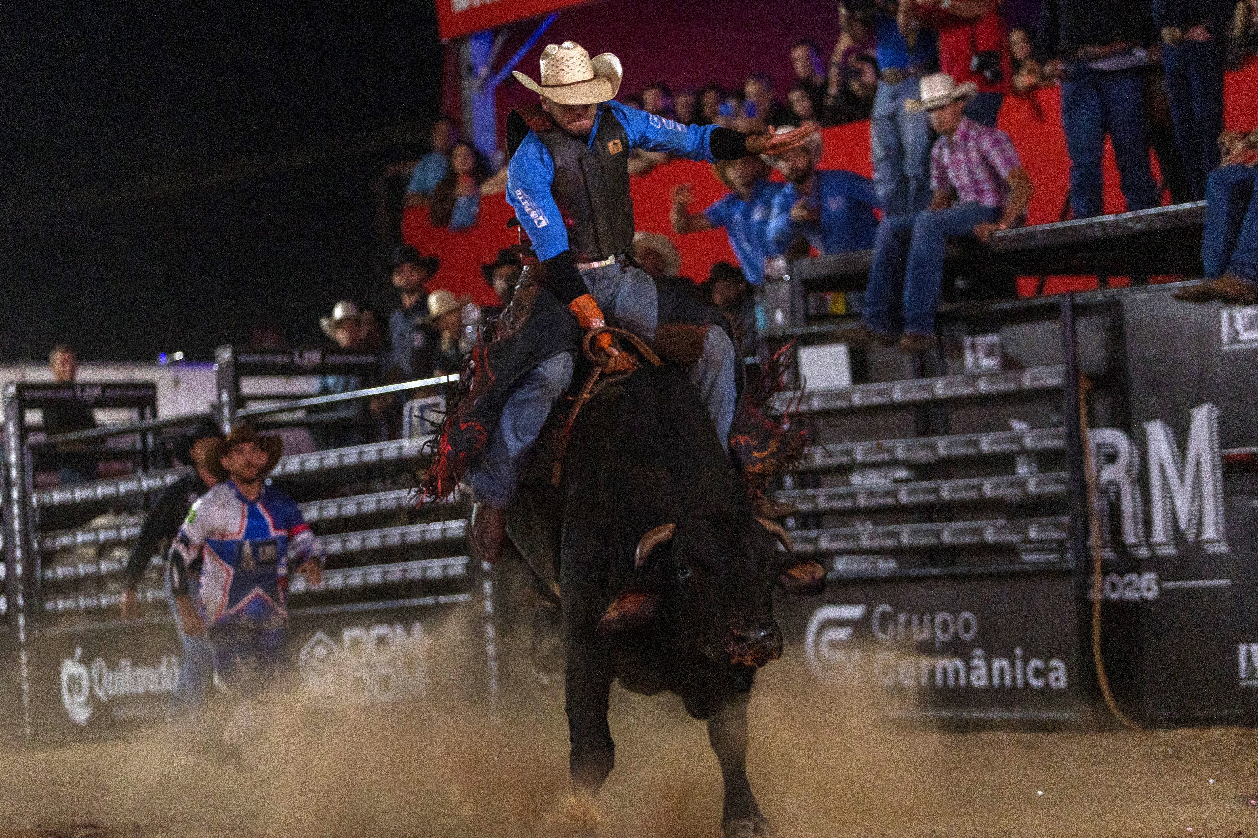 Areia levanta na arena durante prova de montaria em touros no Limeira Rodeo Music — Foto: Thomaz Marostegan/g1