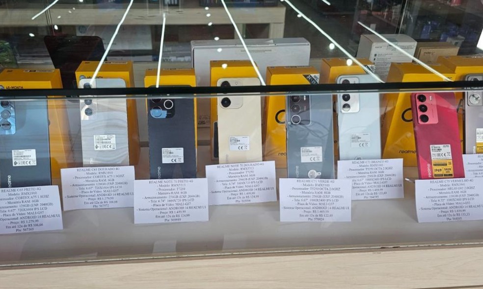 Os produtos apreendidos incluem fones de ouvido, tablets e caixas de som — Foto: Receita Federal - BA