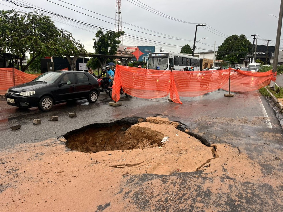 Cratera se abre na avenida João Medeiros Filho, em Natal — Foto: Philipe Salvador/Inter TV Cabugi