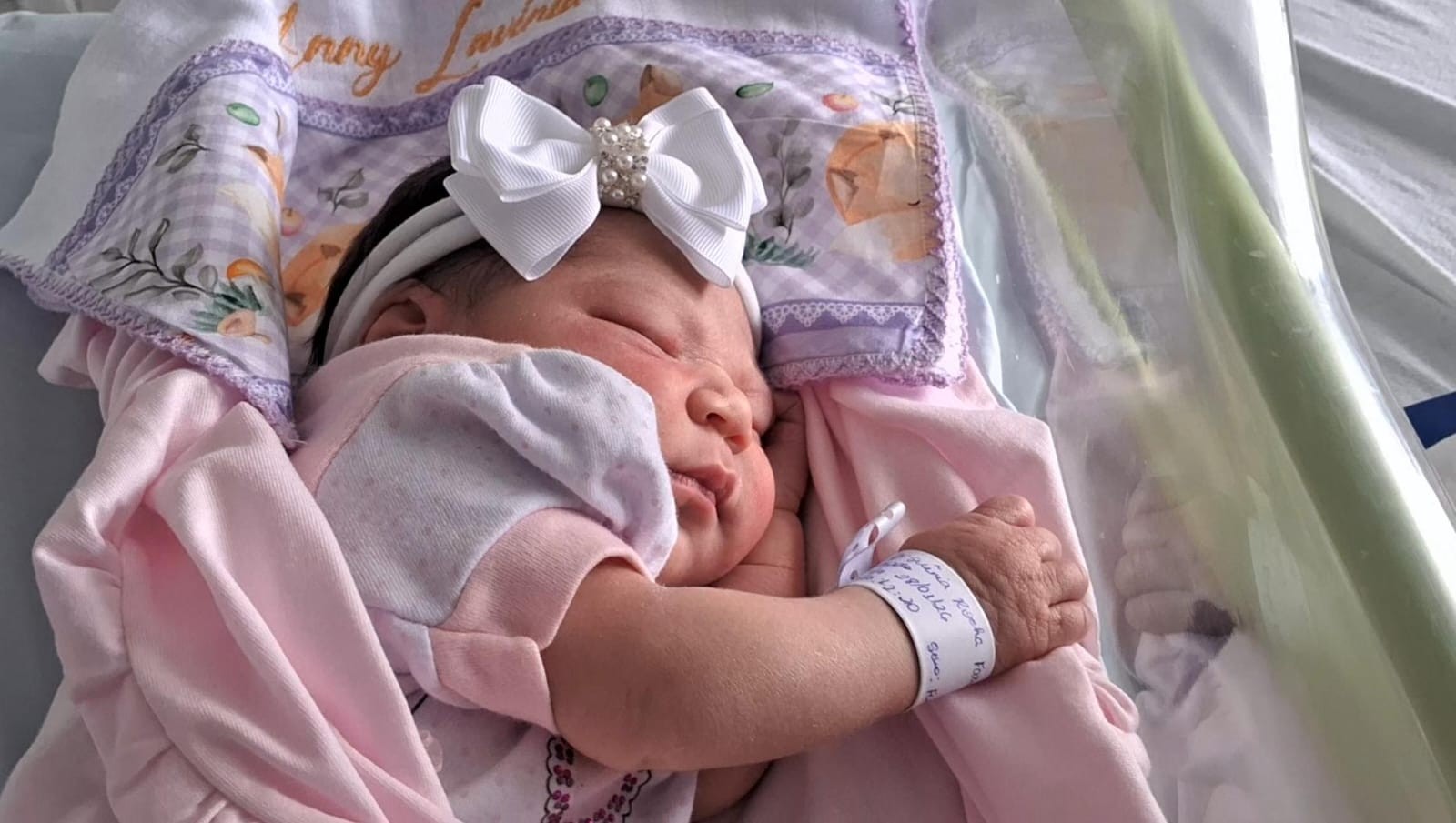 Homem ajuda esposa durante parto em casa e registra nascimento da filha em vídeo