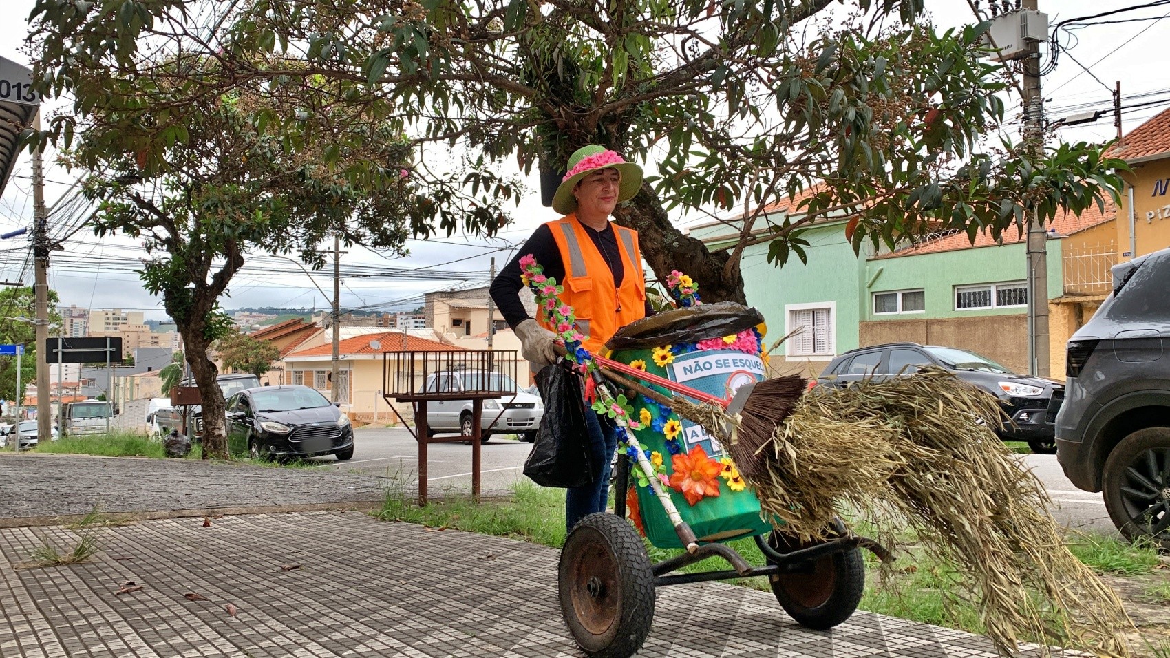 'Gari criativa' usa carrinhos decorados para conscientizar e reforçar visibilidade da profissão em MG: 'Quebrei barreiras'