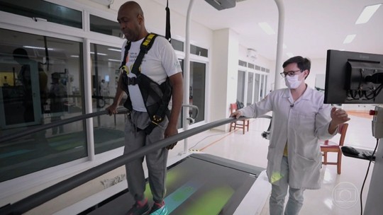 VÍDEO: Realidade virtual acelera a recuperação de ex-jogador de basquete que perdeu o movimento das pernas após AVC - Programa: Globo Repórter 