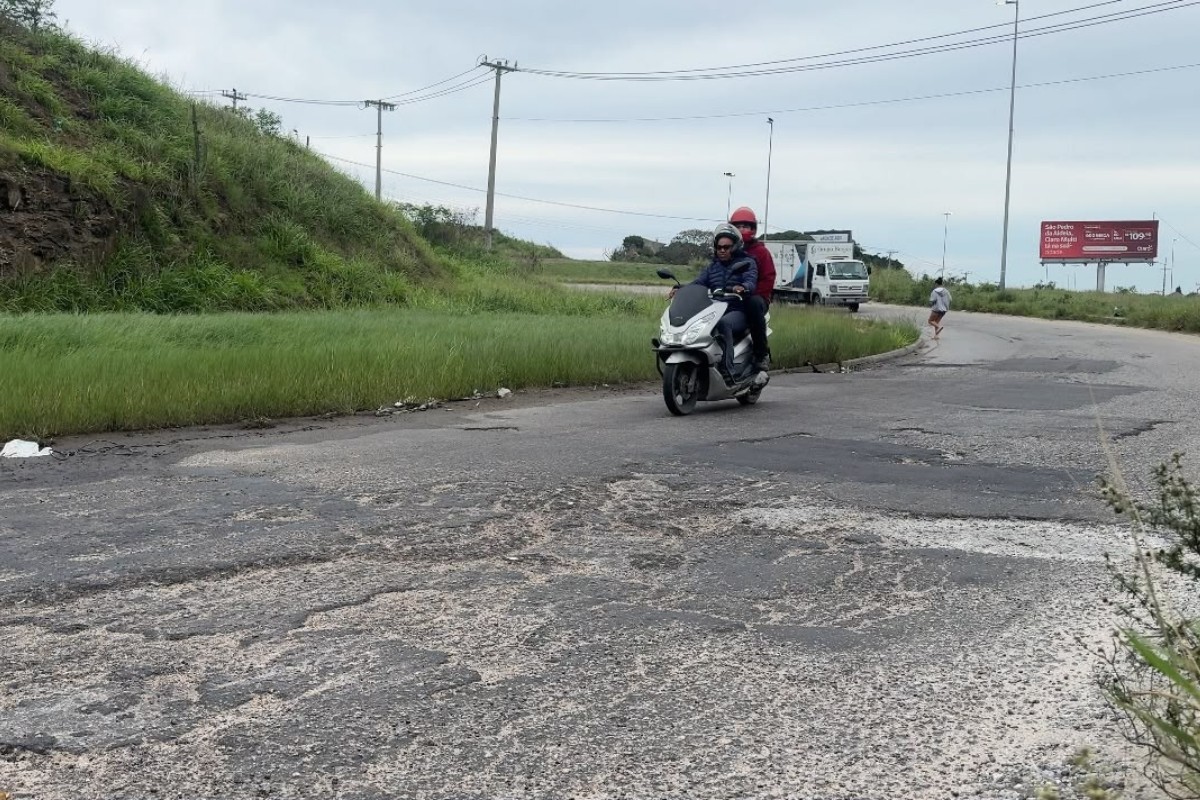 Buracos na Avenida Wilson Mendes causam prejuízos e aumentam preocupação de motoristas