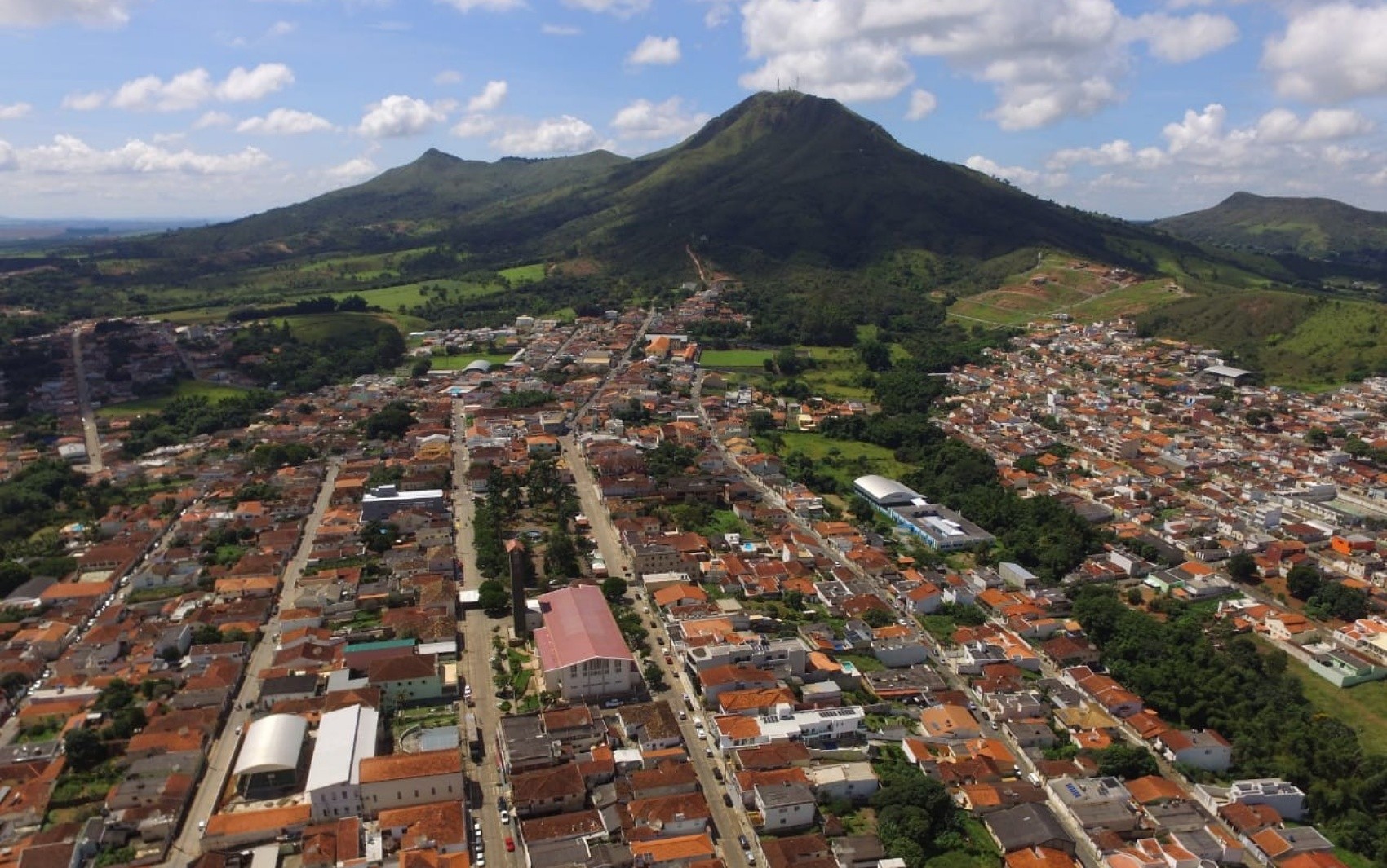 Justiça condena médico e ex-diretora por esquema de consultas falsas em MG