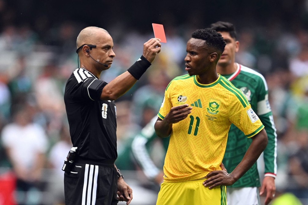 Árbitro brasileiro Wilton Pereira Sampaio dá cartão vermelho durante o jogo de abertura da Copa do Mundo (México x África do Sul) — Foto: Yuri Cortez/AFP