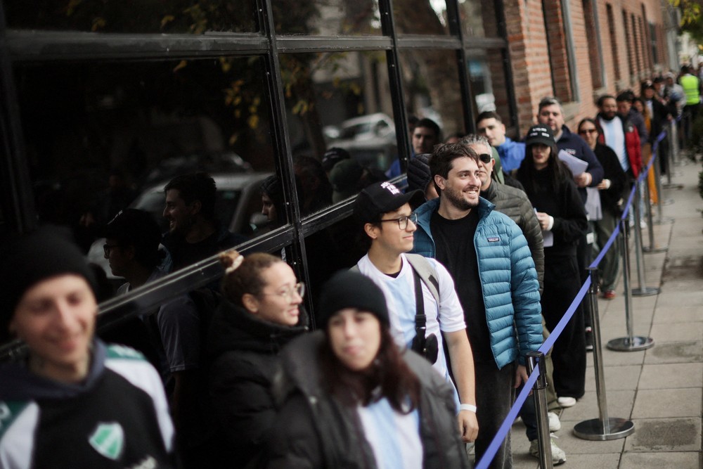 Marca de eletrônicos distribui televisores para argentinos que tiveram vistos americanos negados
