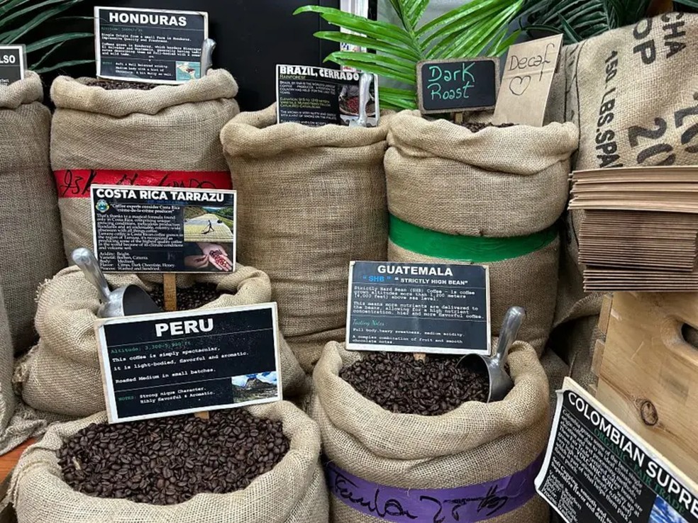 Café brasileiro em supermercado em NY: país é maior produtor do mundo — Foto: Getty Images via BBC
