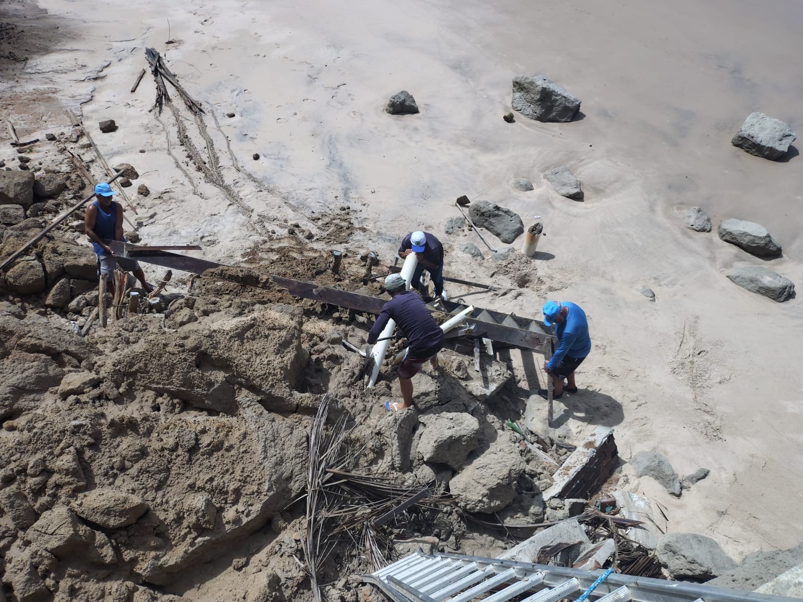 Parte de falésia desaba em praia do Litoral Sul da Paraíba após madrugada de chuvas fortes
