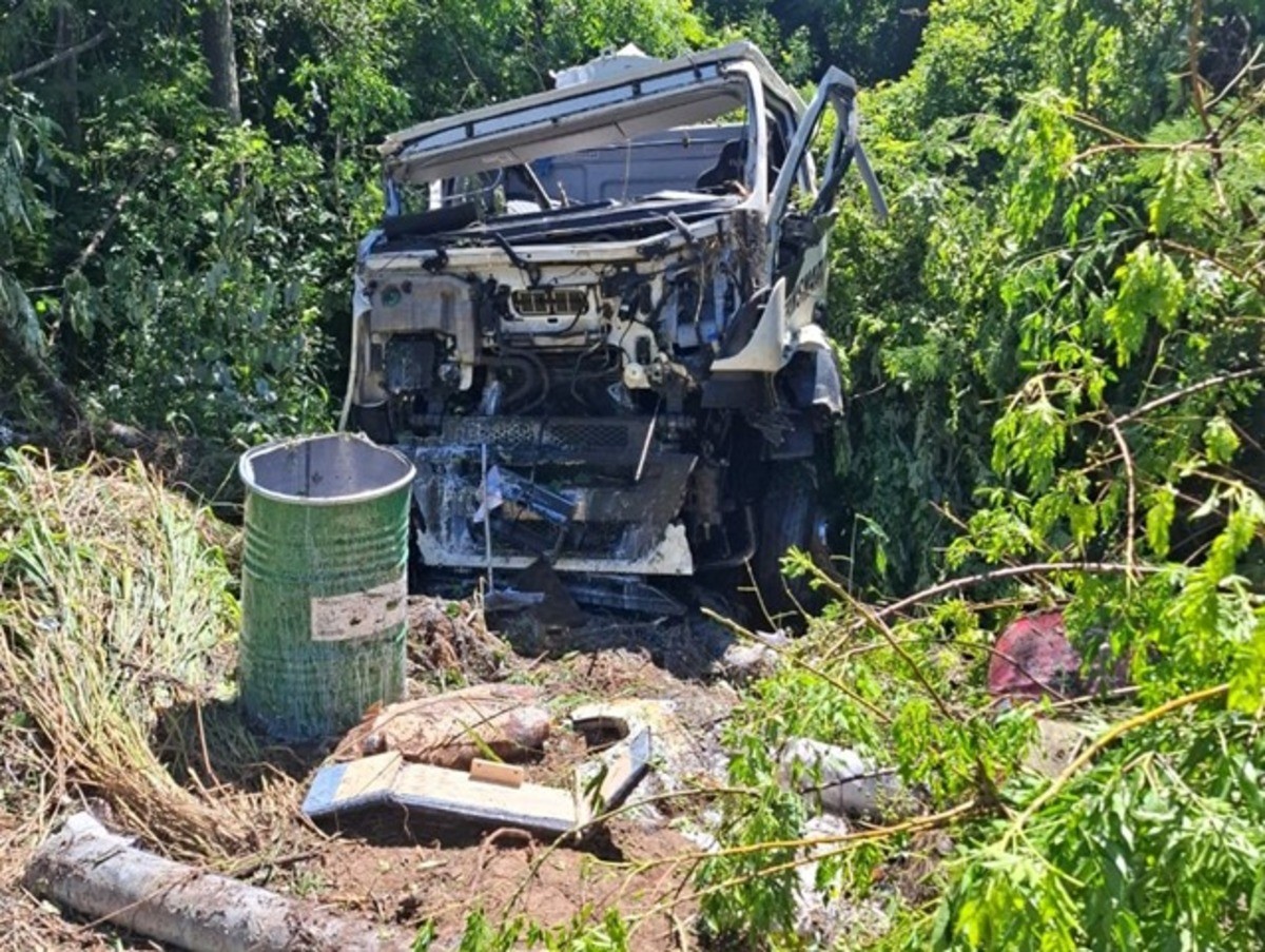 Caminhoneiro morre em acidente e carga é saqueada por dupla no interior de SP