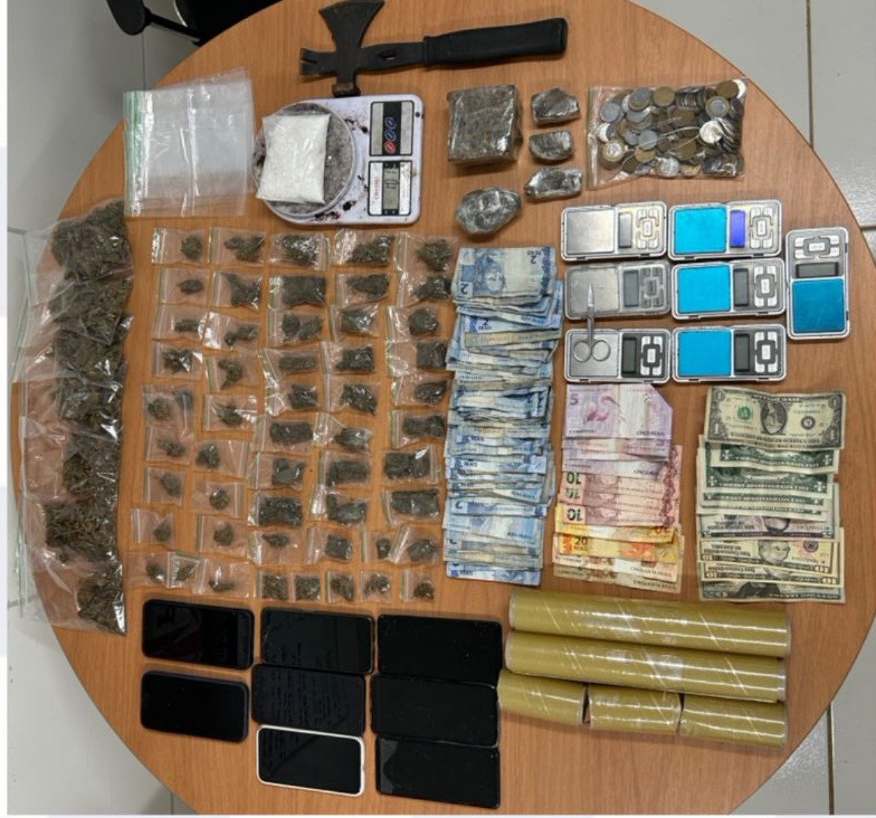 PM prende cinco homens acusados de tráfico de drogas em Fernando de Noronha