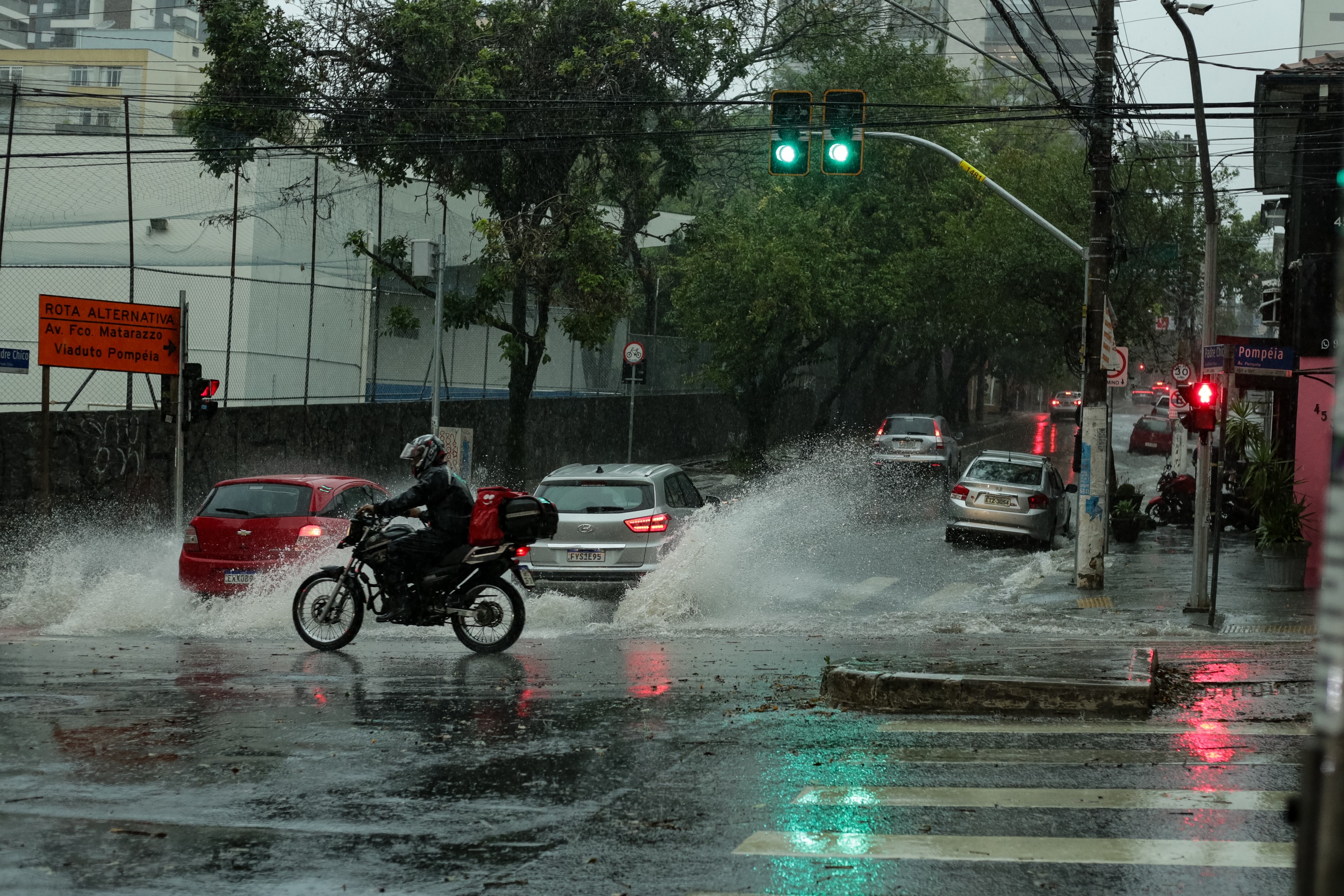 Chuva deixa regiões de SP em estado de atenção para alagamentos neste domingo