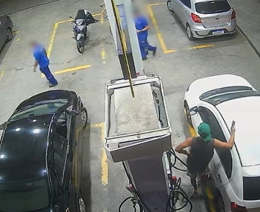 Homem abastece carro em posto de combustível e sai sem pagar, em João Pessoa 