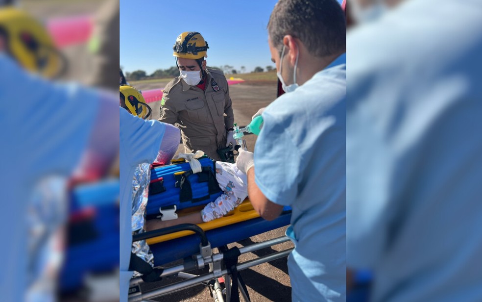 Vítima sendo socorrida pelo corpo de bombeiros em Urutaí — Foto: Divulgação/Corpo de Bombeiros