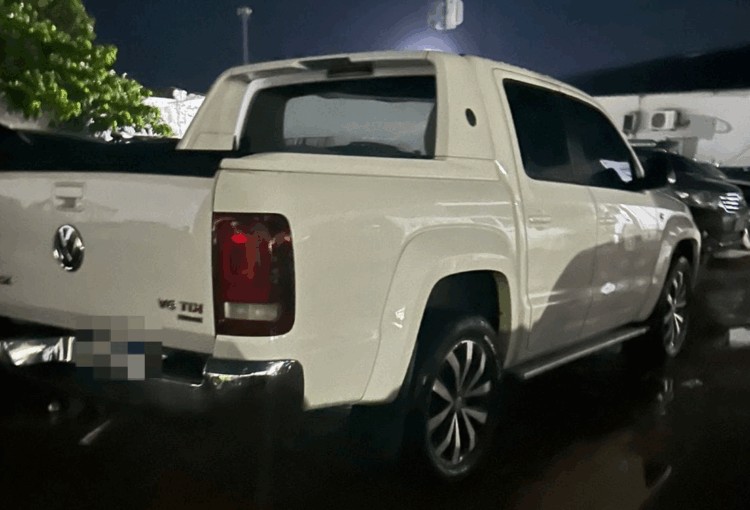 Caminhonete que teria sido utilizada em desvio de remédios é apreendida no AC