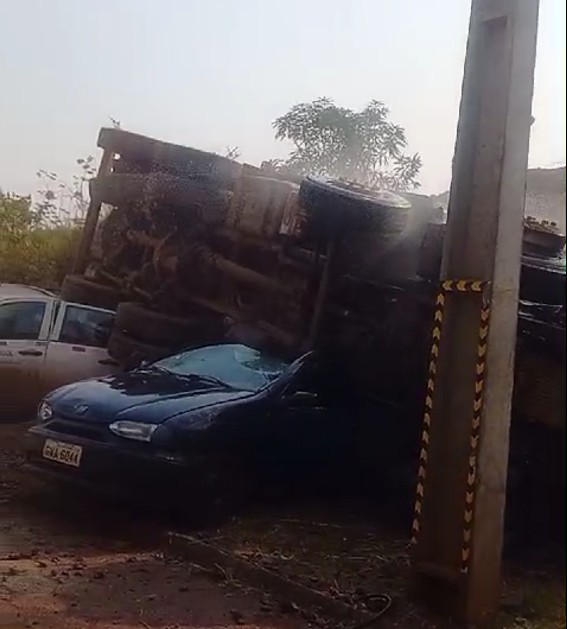 Vídeo: motorista perde o controle, e caminhão cai de rodovia em cima de carros