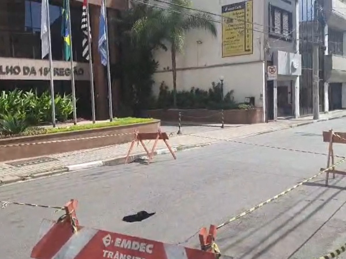Buraco interdita trecho na Rua Barão de Jaguara no centro de Campinas
