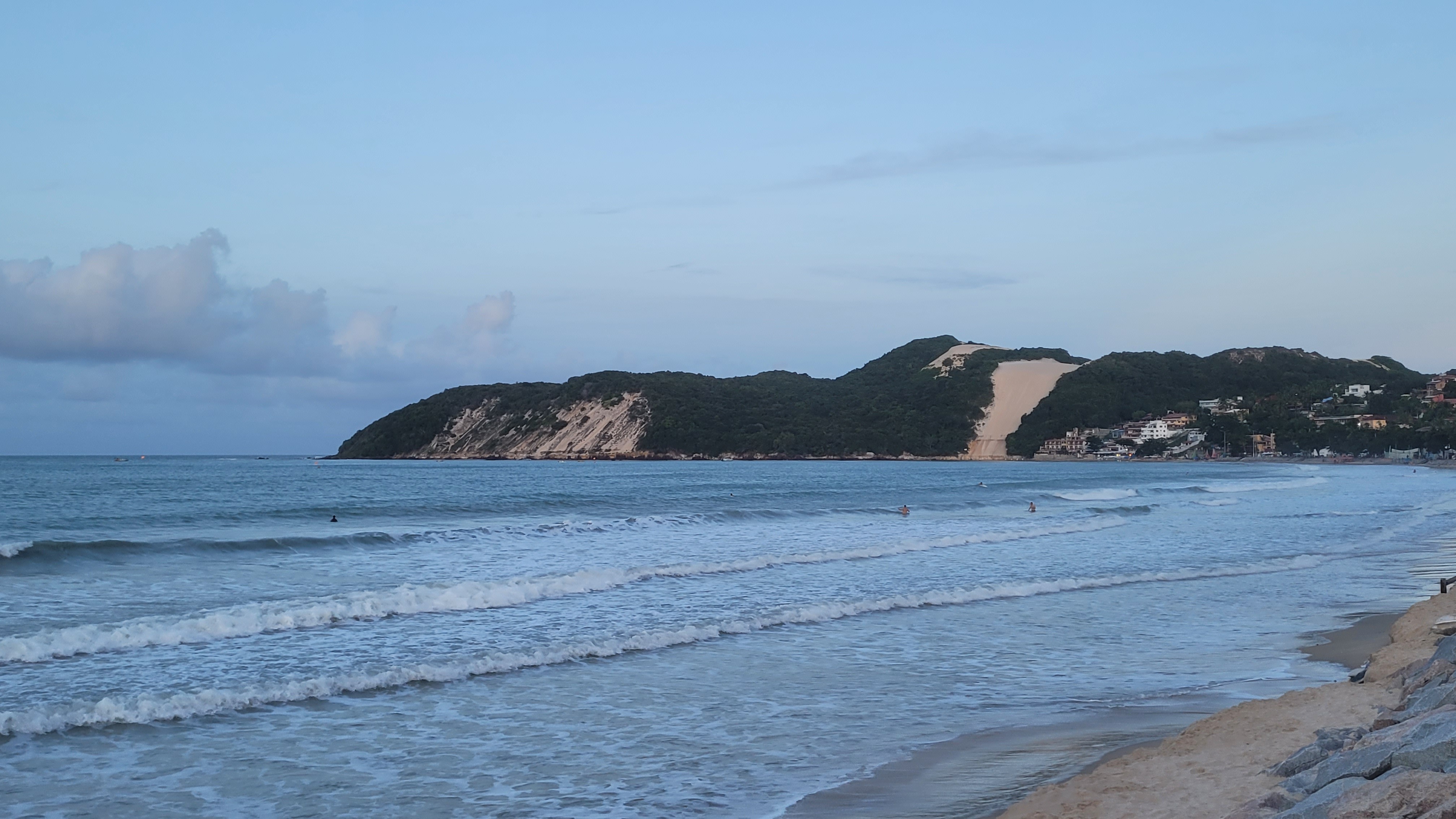Turista paulista é esfaqueado em assalto na praia de Ponta Negra