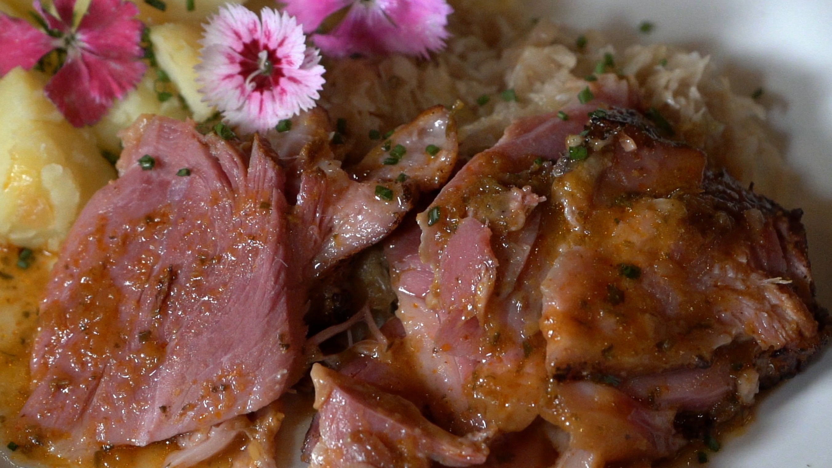 Aprenda a fazer joelho de porco com chucrute, receita que une culinária e bagagem cultural