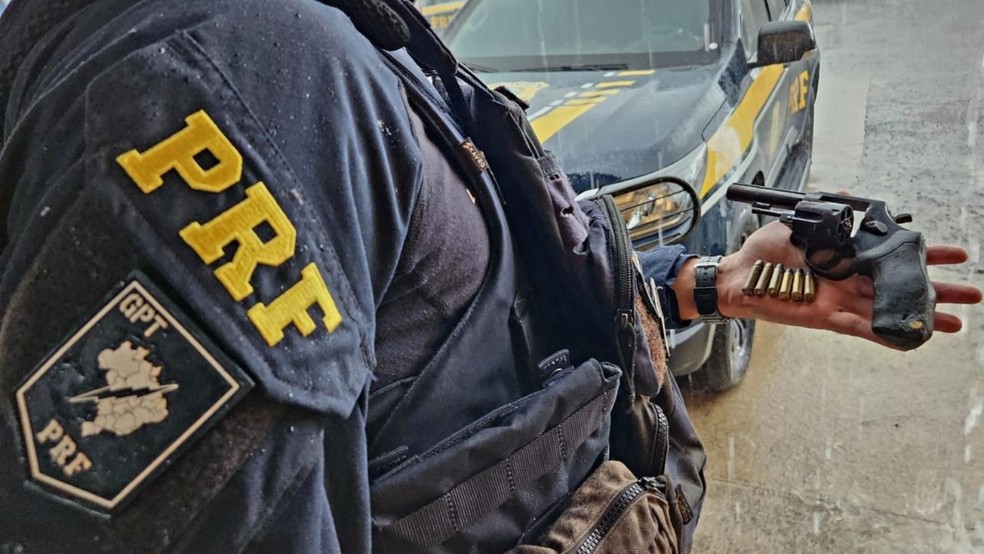 Motociclista é preso em Caucaia com arma roubada há 13 anos de empresa de segurança. — Foto: PRF/ Divulgação