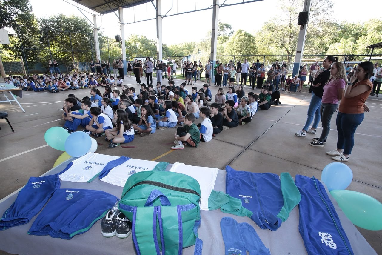 Após um ano e meio de atraso, Piracicaba inicia entrega de uniformes, mas alunos novatos ficam sem os kits