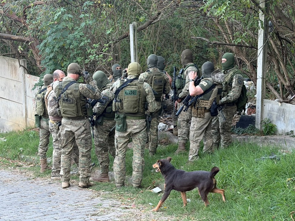 Agentes da PF trocam tiros com suspeitos de tráfico na área externa do Aeroporto Internacional de SP, em Guarulhos — Foto: Abraão Cruz/TV Globo