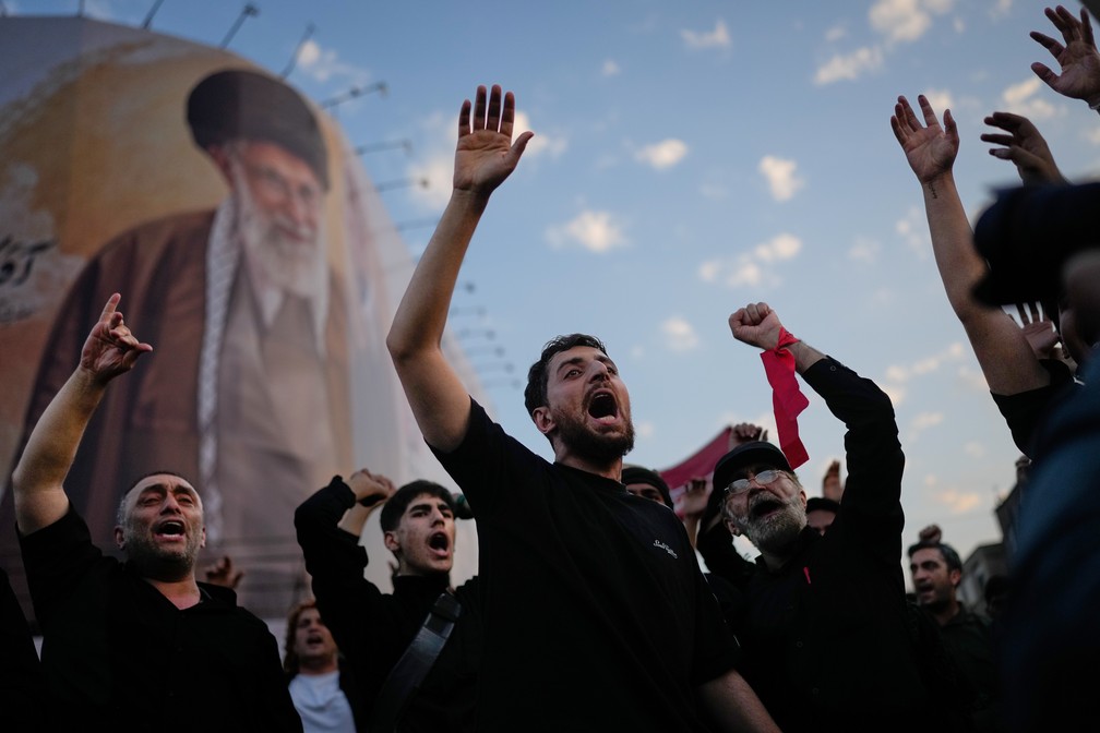 Funeral p&uacute;blico de Ali Khamenei &mdash; Foto: Associated Press