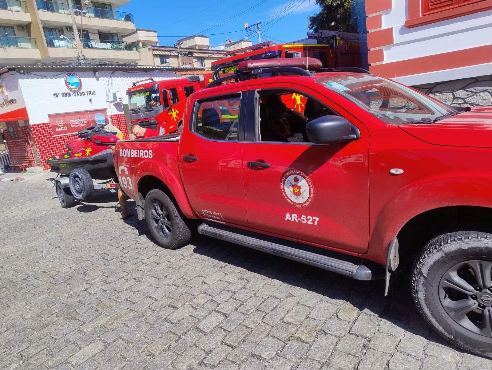 Bombeiros fazem buscas por jovem em praia de Arraial do Cabo, no RJ