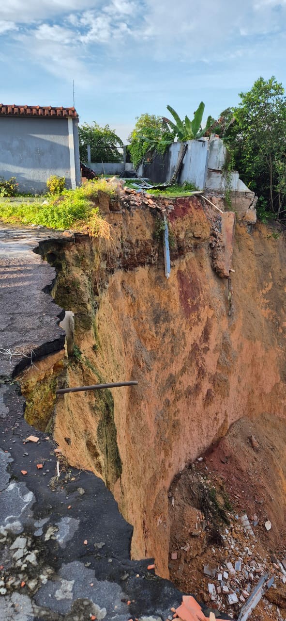 Barranco desliza e 'engole' parte de casa na Zona Norte de Manaus; vídeo mostra momento do acidente