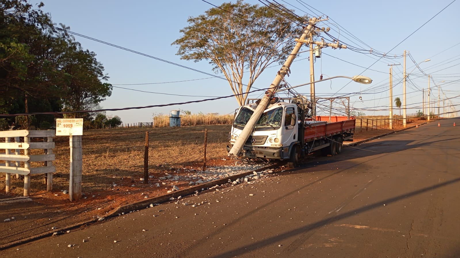 Motorista perde controle da direção após ser 'fechado', bate caminhão e derruba poste em Ibitinga