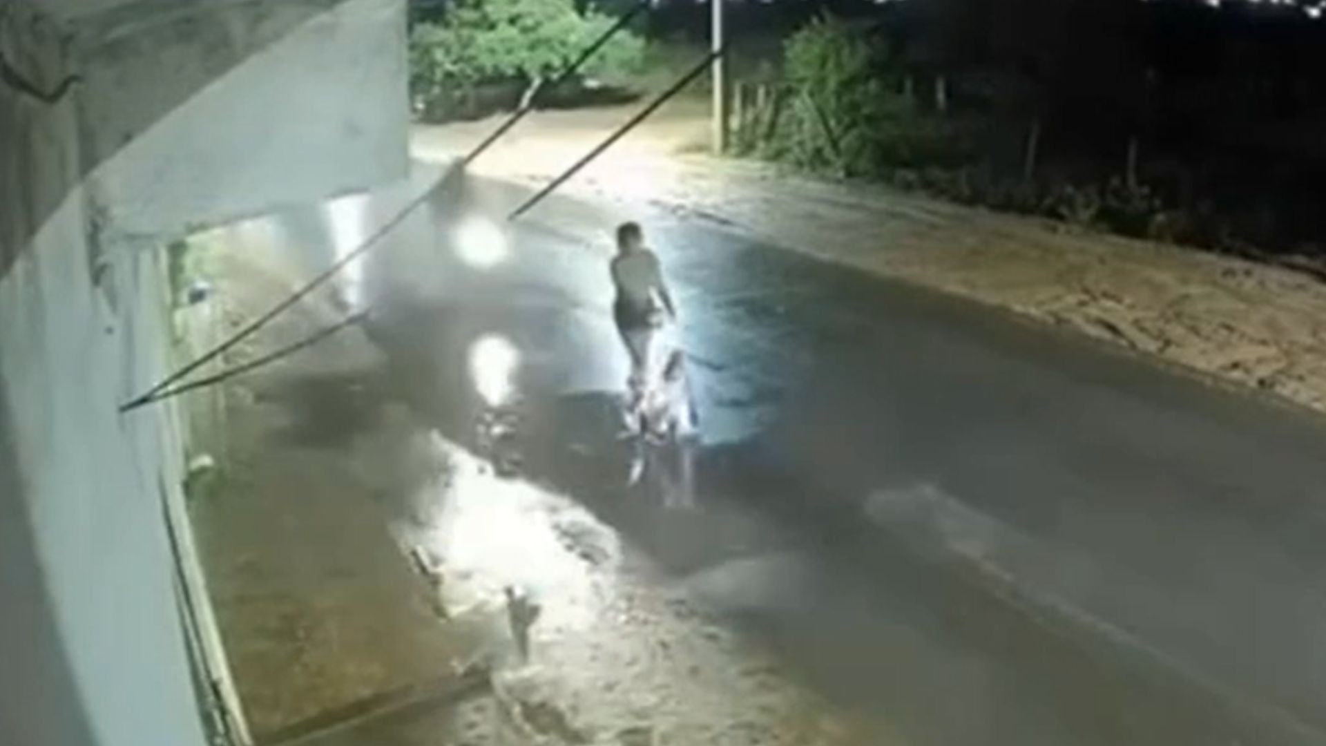 Bebê sofre traumatismo craniano e mãe fica ferida após moto atingir carrinho que desviou de poça no ES; VÍDEO