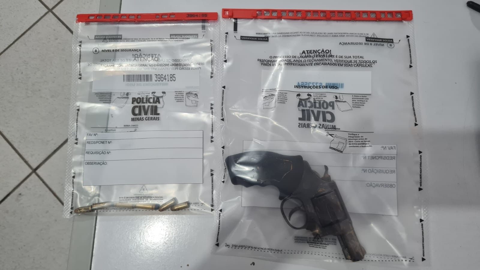 Polícia encontra arma escondida em buraco na parede de banheiro em Governador Valadares