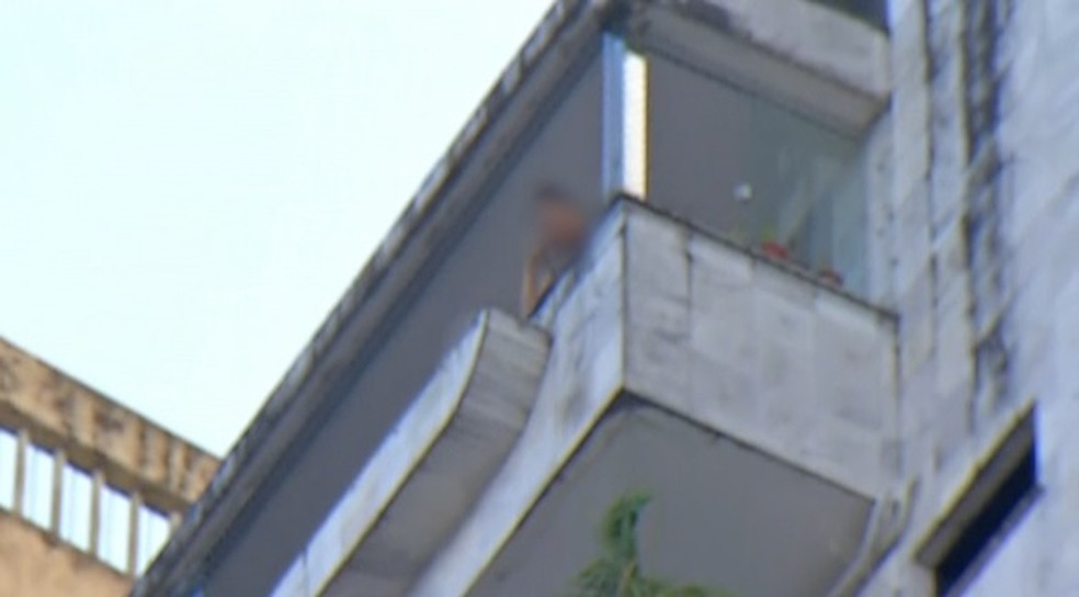 Moradora aparece em sacada, após desabamento em prédio de Belém. — Foto: Reprodução / TV Liberal