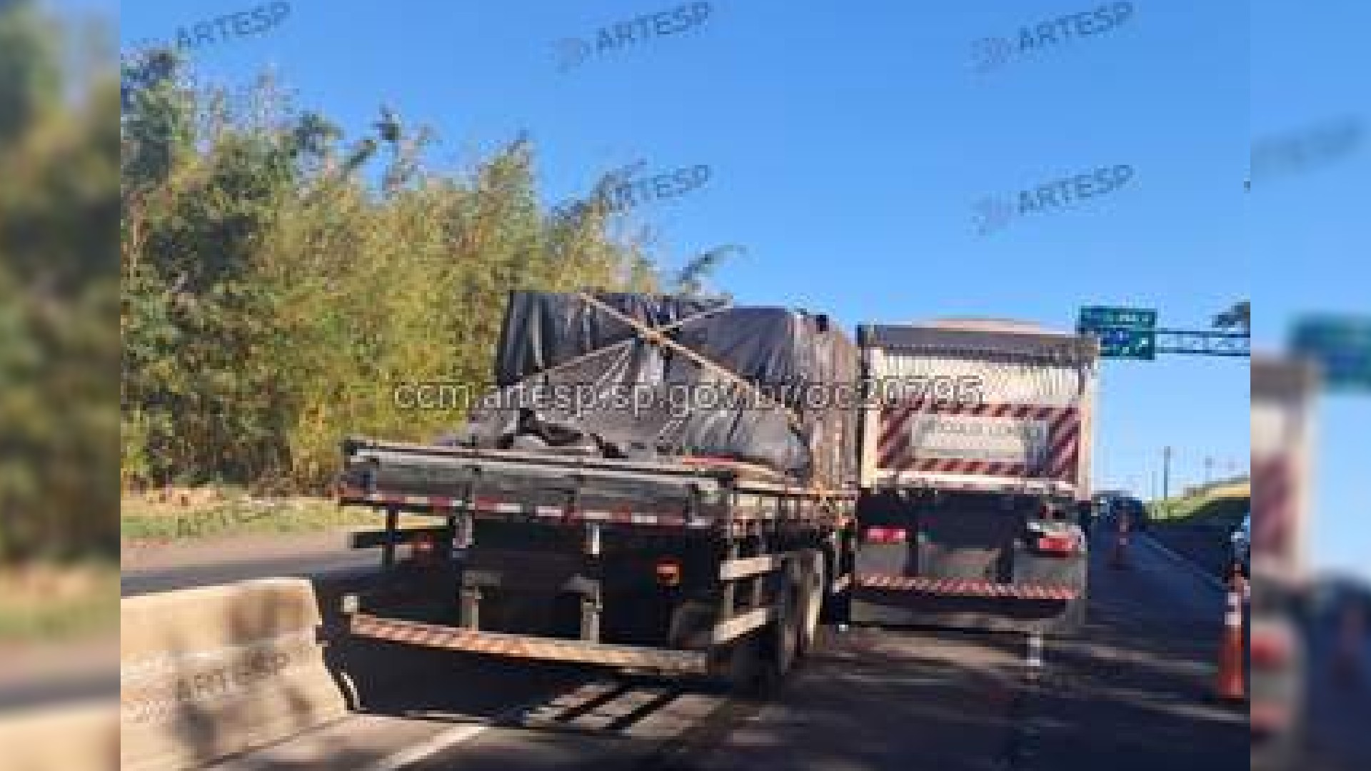Acidente entre duas carretas interdita a Rodovia Raposo Tavares em Ourinhos