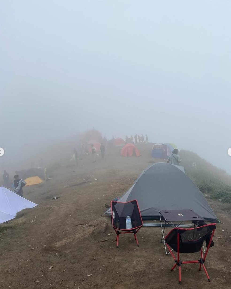 Condições climáticas da trilha onde a brasileira caiu são ruins neste domingo — Foto: Reprodução redes sociais