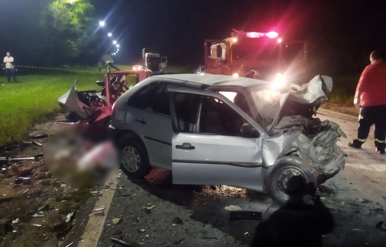 Quatro pessoas morrem em acidente entre caminhonete e carro, no Paraná; não houve sobreviventes