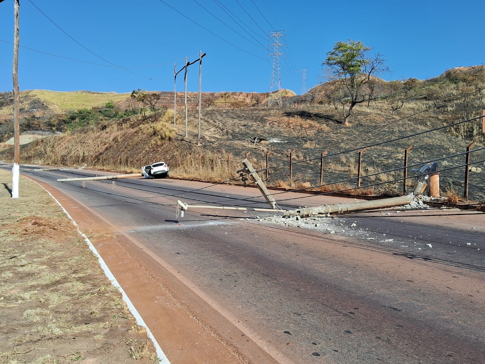 Carro derruba três postes em acidente e interdita a Via Expressa, na Grande BH