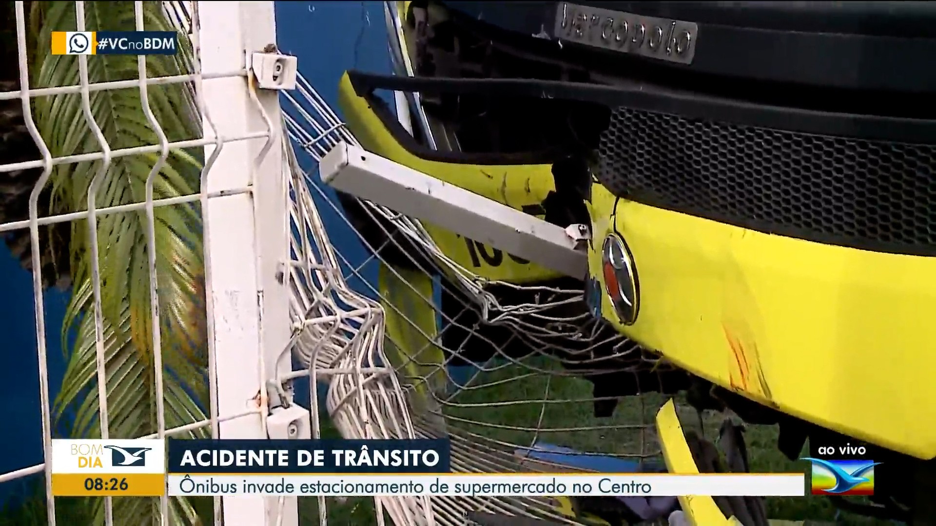 Ônibus invade calçada, atinge pedestre e colide contra muro de supermercado, em São Luís