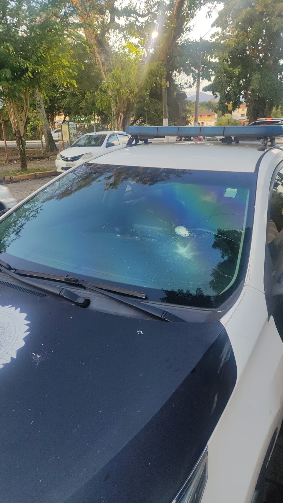 Jovem troca tiros com policiais civis, é baleado e preso após perseguição em Resende 