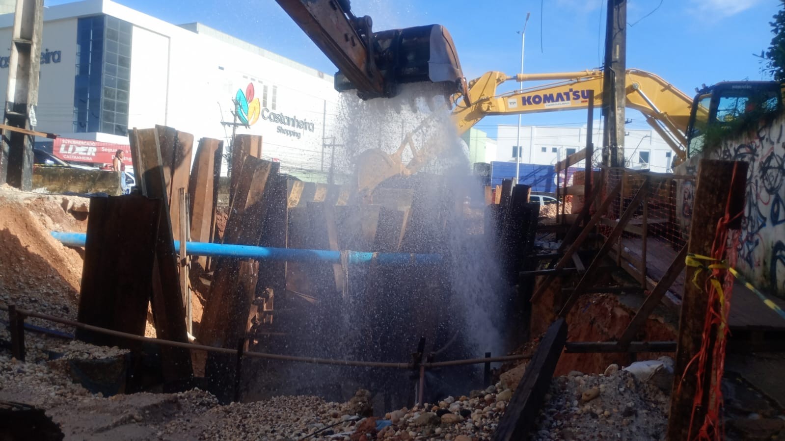 Moradores denunciam vazamento de água durante obras em adutora na BR-316, na Grande Belém