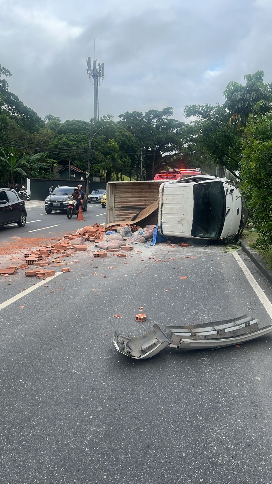 Caminhonete tomba na Lagoa-Barra e deixa 2 feridos; trânsito tem retenção