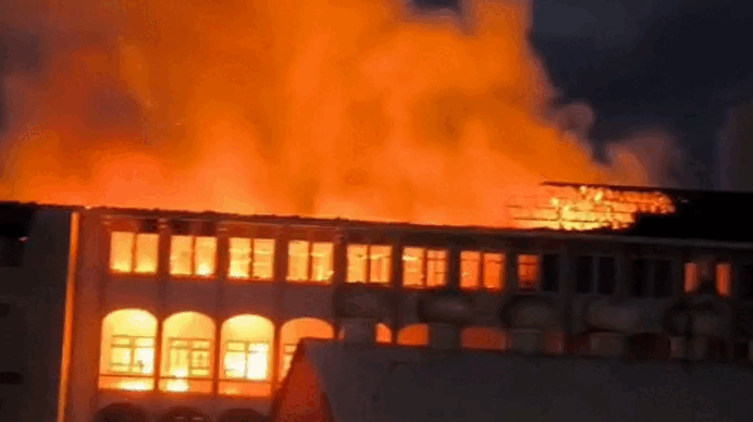 Incêndio atinge colégio centenário no Centro de Santa Maria; veja VÍDEO