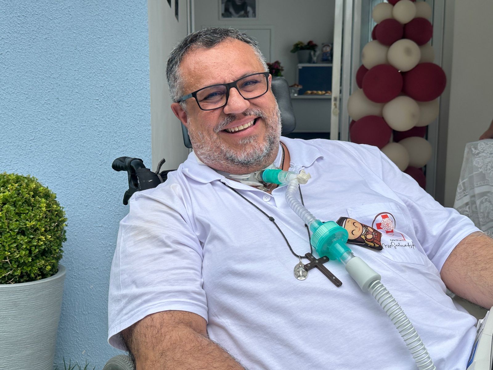 Padre que toma 281 comprimidos por dia devido à doença rara está internado em UTI e fiéis fazem corrente de oração