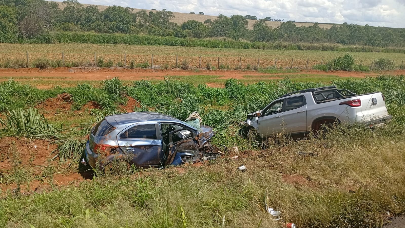 Motorista de carro tenta ultrapassar três caminhões e bate de frente com caminhonete na BR-365, em MG